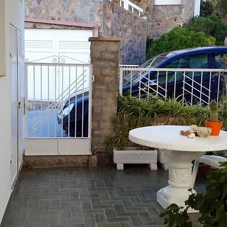 Nyaraló Welcoming House With Sea View In Salionc